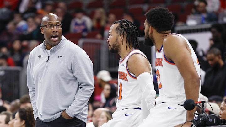 Oct 31, 2025; Chicago, Illinois, USA; New York Knicks head coach Mike Brown talks with guard Jalen Brunson (11) and center Karl-Anthony Towns (32) during the second half of an NBA game against the Chicago Bulls at United Center. Mandatory Credit: Kamil Krzaczynski-Imagn Images