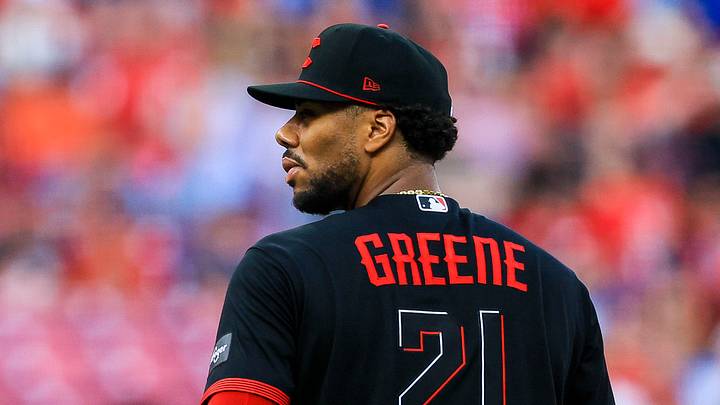 Cincinnati Reds starting pitcher Hunter Greene (21) prepares