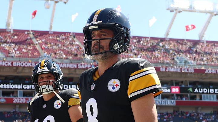 Oct 18, 2026; Tampa, Florida, USA; Pittsburgh Steelers quarterback Aaron Rodgers (8) looks on before the game against the Tampa Bay Buccaneers at Raymond James Stadium. Mandatory Credit: Morgan Tencza-Imagn Images Oct 18, 2026; Tampa, Florida, USA; Pittsburgh Steelers quarterback Aaron Rodgers (8) looks on before the game against the Tampa Bay Buccaneers at Raymond James Stadium. Mandatory Credit: Morgan Tencza-Imagn Images