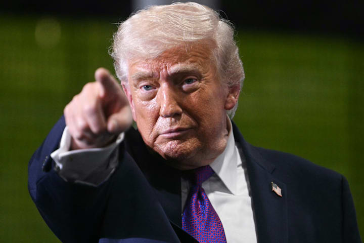 ประธานาธิบดีโดนัลด์ ทรัมป์ทำท่าทาง