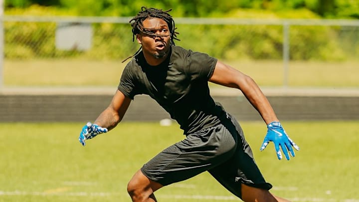 Four-star wide receiver Iveon Lewis of Huguenot (VA) committed to Kentucky on Saturday. Four-star wide receiver Iveon Lewis of Huguenot (VA) committed to Kentucky on Saturday.