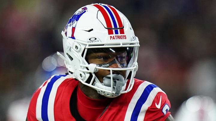 Dec 1, 2025; Foxborough, Massachusetts, USA; New England Patriots wide receiver Stefon Diggs (8) runs after a catch during the first quarter against the New York Giants at Gillette Stadium. Mandatory Credit: David Butler II-Imagn Images Dec 1, 2025; Foxborough, Massachusetts, USA; New England Patriots wide receiver Stefon Diggs (8) runs after a catch during the first quarter against the New York Giants at Gillette Stadium. Mandatory Credit: David Butler II-Imagn Images
