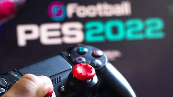 Il joystick PlayStation e il logo eFootball 2022