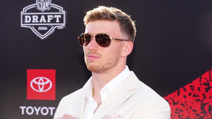 Oregon Ducks defensive back Dillon Thieneman poses on the red carpet before the 2026 NFL Draft at Point State Park.
