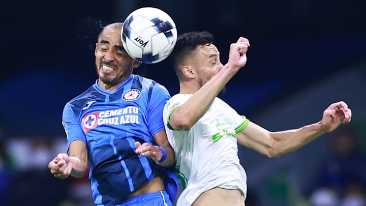 Rafael Baca (Cruz Azul) y el brasileño Anderson Leite (Juárez) disputando el balón por aire en el Clausura 2022.