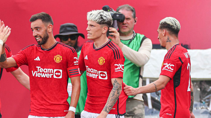 Jul 22, 2023; East Rutherford, New Jersey, USA; Manchester United midfielder Bruno Fernandes (8) celebrates his goal with teammates during the first half against Arsenal at MetLife Stadium. Mandatory Credit: Vincent Carchietta-Imagn Images