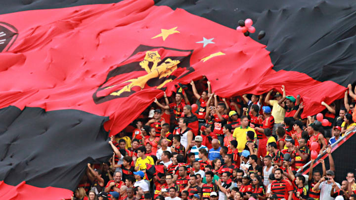 Torcida do Sport fazendo a festa na Ilha do Retiro