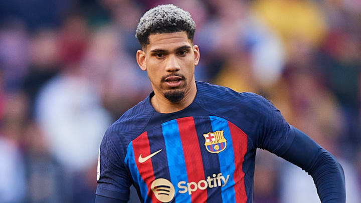 Ronald Araujo a reçu un carton rouge face à Valence