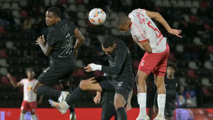 Corinthians e Bragantino se enfrentam na Neo Química Arena