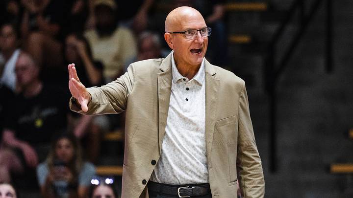 Dave Shondell coaches the Purdue volleyball team. Dave Shondell coaches the Purdue volleyball team.