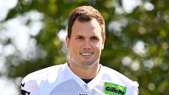New England Patriots tight end Hunter Henry (85).