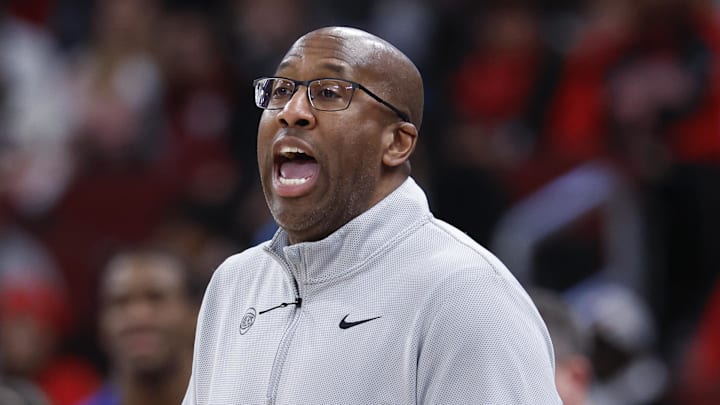 Feb 22, 2026; Chicago, Illinois, USA; New York Knicks head coach Mike Brown directs his team against the Chicago Bulls during the first half at United Center. Mandatory Credit: Kamil Krzaczynski-Imagn Images Feb 22, 2026; Chicago, Illinois, USA; New York Knicks head coach Mike Brown directs his team against the Chicago Bulls during the first half at United Center. Mandatory Credit: Kamil Krzaczynski-Imagn Images