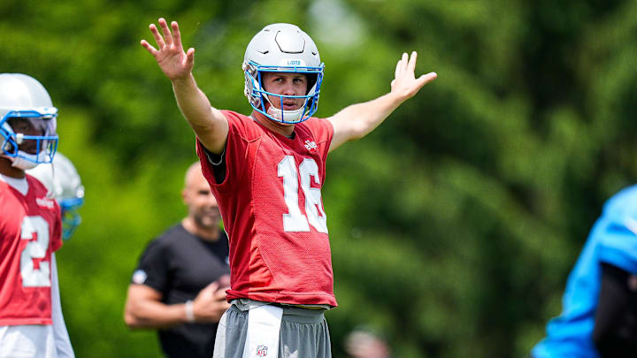 Detroit Lions quarterback Jared Goff (16).