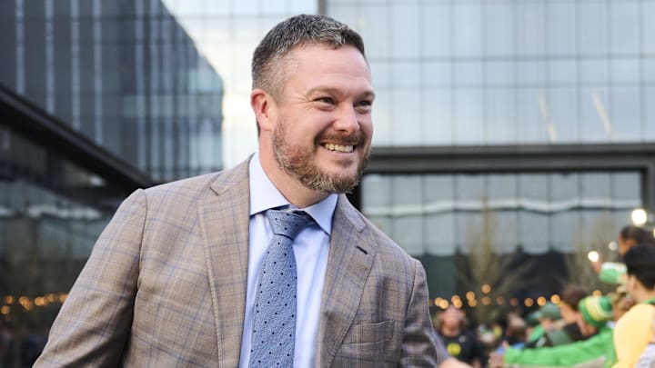 Nov 14, 2025; Eugene, Oregon, USA; Oregon Ducks head coach Dan Lanning high fives fans before a game between the Oregon Ducks and the Minnesota Golden Gophers at Autzen Stadium. Mandatory Credit: Troy Wayrynen-Imagn Images Nov 14, 2025; Eugene, Oregon, USA; Oregon Ducks head coach Dan Lanning high fives fans before a game between the Oregon Ducks and the Minnesota Golden Gophers at Autzen Stadium. Mandatory Credit: Troy Wayrynen-Imagn Images