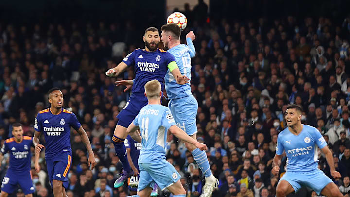 Karim Benzema (l.) im Kopfballduell gegen Aymeric Laporte