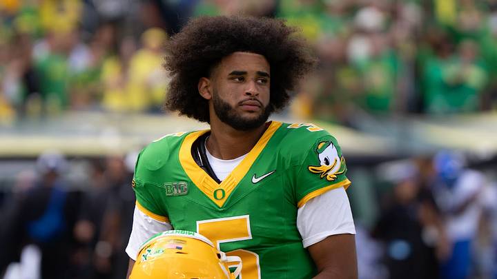 Oregon Ducks quarterback Dante Moore