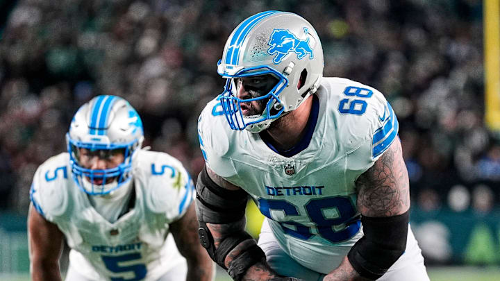 Detroit Lions offensive tackle Taylor Decker (68) gets ready for a play against Philadelphia Eagles during the second half 
