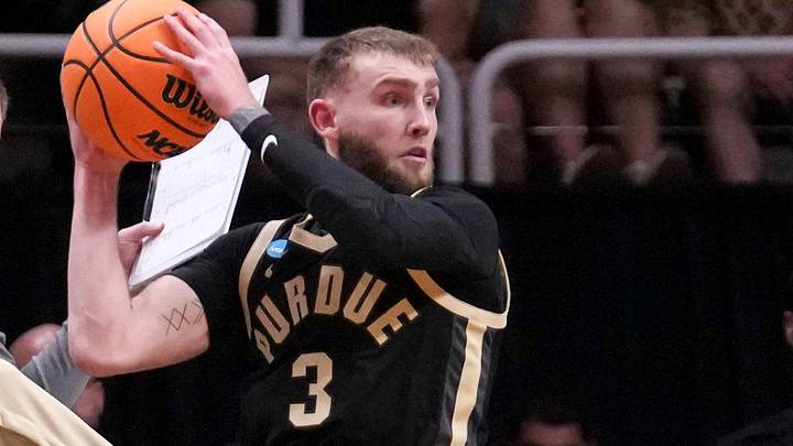 Purdue Boilermakers guard Braden Smith (3) passes the ball before it goes out of bounds during a NCAA Tournament game against the Arizona Wildcats on Saturday, March 28, 2026 at SAP Center in San Jose, Calif. Purdue fell to Arizona 79-64.