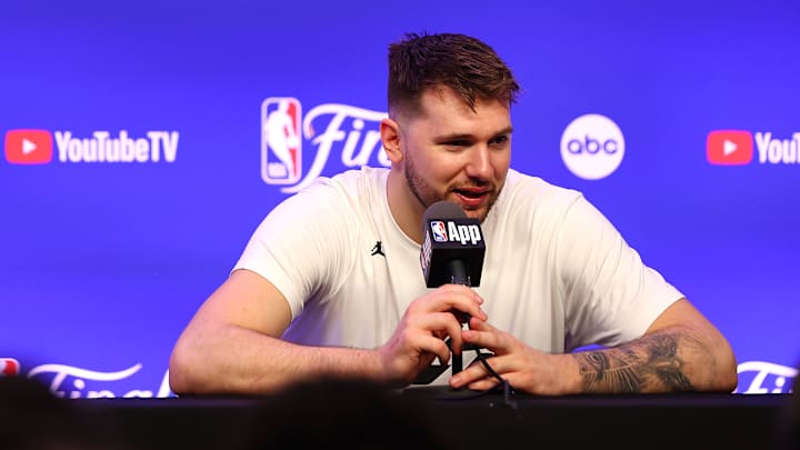 Luka Doncic da entrevistas a los medios en distintos idiomas, con facilidad