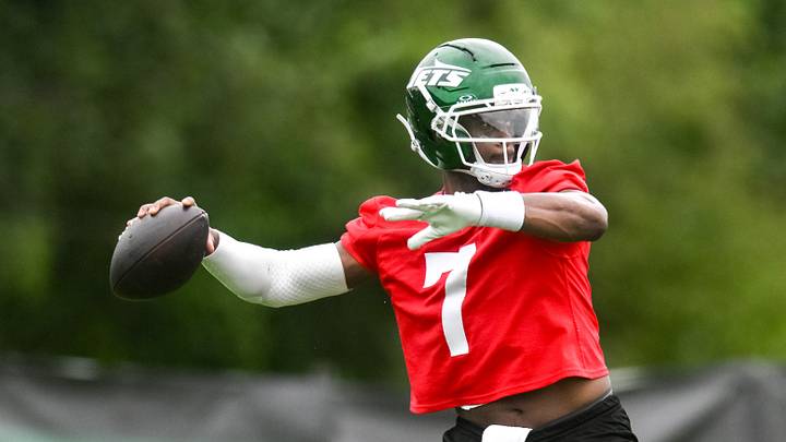 New York Jets quarterback Geno Smith (7) participates in a drill during training camp at Atlantic Health Jets Training Center. Mandatory Credit: John Jones-Imagn Images New York Jets quarterback Geno Smith (7) participates in a drill during training camp at Atlantic Health Jets Training Center. Mandatory Credit: John Jones-Imagn Images