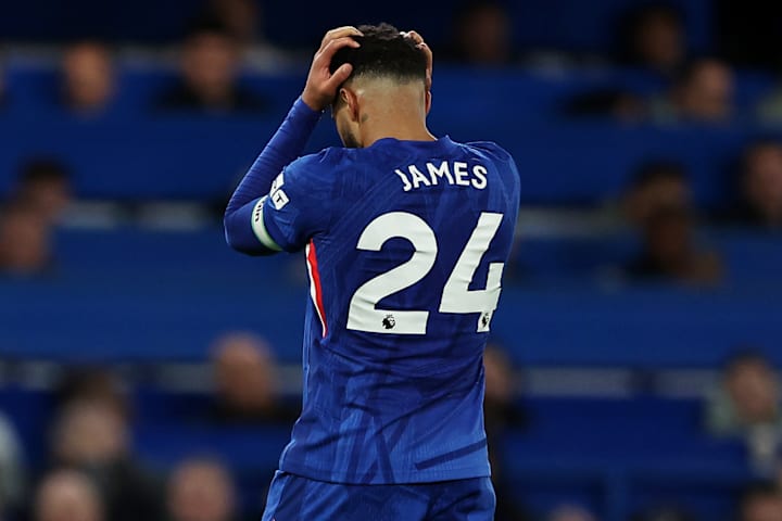 รีซ เจมส์ กุมหัวด้วยความหงุดหงิด