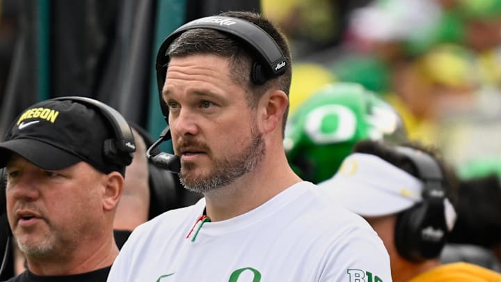 Oct 11, 2025; Eugene, Oregon, USA; Oregon Ducks head coach Dan Lanning instructs his team from the sideline against the Indiana Hoosiers during the third quarter at Autzen Stadium. Mandatory Credit: Troy Wayrynen-Imagn Images Oct 11, 2025; Eugene, Oregon, USA; Oregon Ducks head coach Dan Lanning instructs his team from the sideline against the Indiana Hoosiers during the third quarter at Autzen Stadium. Mandatory Credit: Troy Wayrynen-Imagn Images