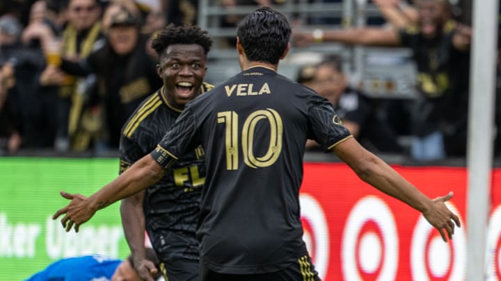 El capitán de LAFC, el mexicano Carlos Vela, celebra un gol a lado del ghanés Kwadwo Opoku. 