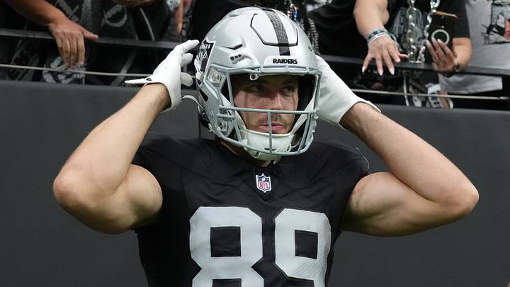 Aug 13, 2026; Paradise, Nevada, USA; Las Vegas Raiders tight end Brock Bowers (89) prepares to enter the field against the Arizona Cardinals at Allegiant Stadium. Mandatory Credit: Kirby Lee-Imagn Images Aug 13, 2026; Paradise, Nevada, USA; Las Vegas Raiders tight end Brock Bowers (89) prepares to enter the field against the Arizona Cardinals at Allegiant Stadium. Mandatory Credit: Kirby Lee-Imagn Images