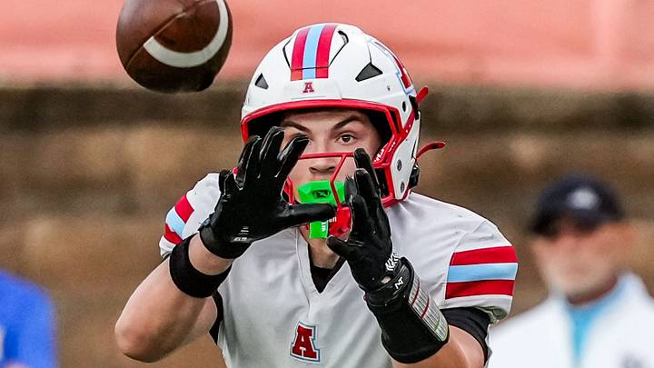 Arrowhead's Tre Oiler (7) makes a catch during a non-conference showdown with then No. 4-ranked Catholic Memorial on Sept. 3, 2026.