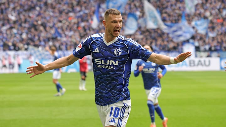 Hört Edin Dzeko bei einem S04-Aufstieg auf?