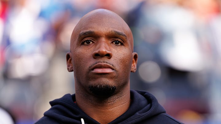 DeMeco Ryans of the Houston Texans pregame