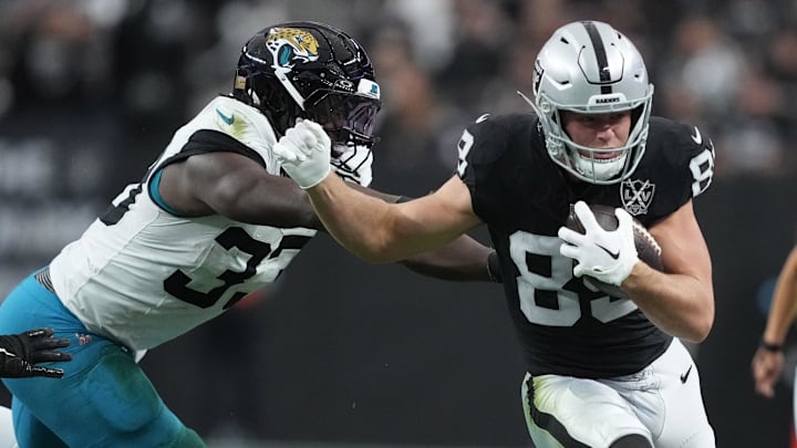 Dec 22, 2024; Paradise, Nevada, USA; Las Vegas Raiders tight end Brock Bowers (89) carries the ball against Jacksonville Jaguars linebacker Devin Lloyd (33) and safety Andre Cisco (5) in the first half at Allegiant Stadium. Mandatory Credit: Kirby Lee-Imagn Images Dec 22, 2024; Paradise, Nevada, USA; Las Vegas Raiders tight end Brock Bowers (89) carries the ball against Jacksonville Jaguars linebacker Devin Lloyd (33) and safety Andre Cisco (5) in the first half at Allegiant Stadium. Mandatory Credit: Kirby Lee-Imagn Images