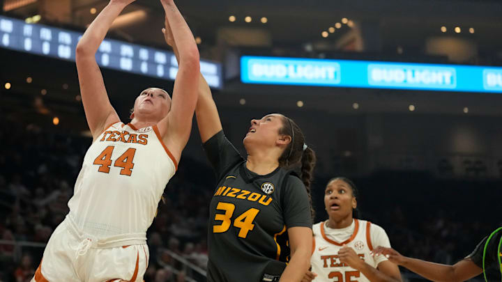 Jan 30, 2025; Austin, Texas, USA; Texas Longhorns forward Taylor Jones (44) shoots while defended by Missouri Tigers forward Hannah Linthacum (34) during the first half at Moody Center Jan 30, 2025; Austin, Texas, USA; Texas Longhorns forward Taylor Jones (44) shoots while defended by Missouri Tigers forward Hannah Linthacum (34) during the first half at Moody Center