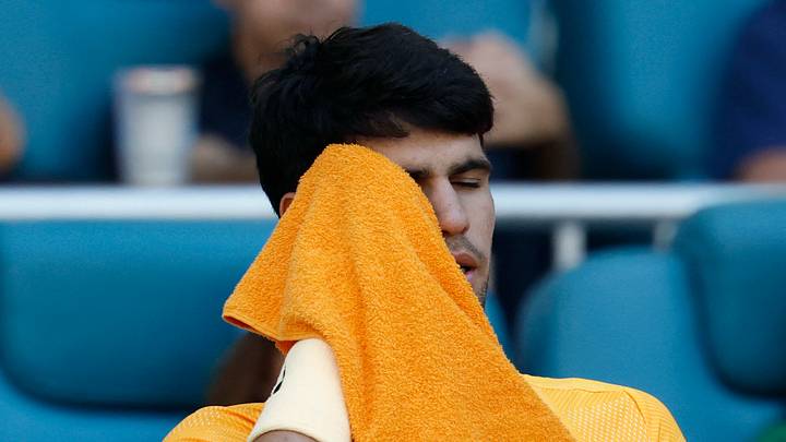 Carlos Alcaraz wipes his face
