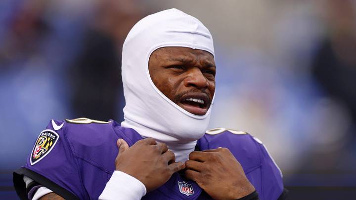 Baltimore Ravens quarterback Lamar Jackson (8) looks on Baltimore Ravens quarterback Lamar Jackson (8) looks on