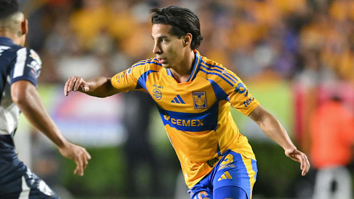 Diego Laínez fue echado en el Clásico Regio por doble amarilla