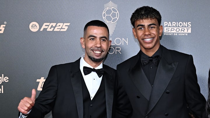 Lamine Yamal et son père Mounir Nasraoui à la 68e édition du Ballon D'Or au Theatre Du Chatelet, à Paris. Lamine Yamal et son père Mounir Nasraoui à la 68e édition du Ballon D'Or au Theatre Du Chatelet, à Paris.
