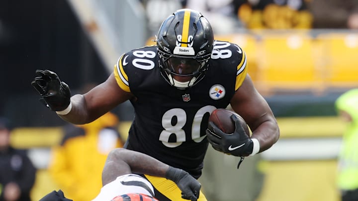 Nov 16, 2025; Pittsburgh, Pennsylvania, USA; Pittsburgh Steelers tight end Darnell Washington (80) runs with the ball against Cincinnati Bengals linebacker Barrett Carter (49) during the first half at Acrisure Stadium. Mandatory Credit: Charles LeClaire-Imagn Images