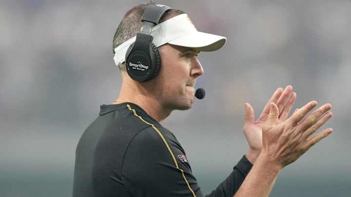 Sep 1, 2024; Paradise, Nevada, USA; Southern California Trojans head coach Lincoln Riley reacts in the first half against the LSU Tigers at Allegiant Stadium. Mandatory Credit: Kirby Lee-Imagn Images Sep 1, 2024; Paradise, Nevada, USA; Southern California Trojans head coach Lincoln Riley reacts in the first half against the LSU Tigers at Allegiant Stadium. Mandatory Credit: Kirby Lee-Imagn Images