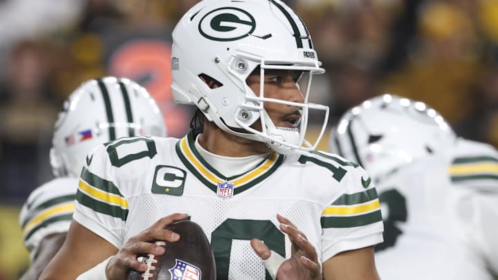 Green Bay Packers quarterback Jordan Love has time to pass the ball aganst the Pittsburgh Steelers.