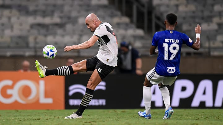 Vasco e Cruzeiro medem forças pela rodada nove do Brasileirão. Vasco e Cruzeiro medem forças pela rodada nove do Brasileirão.