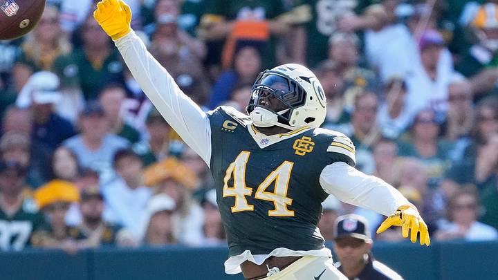 Green Bay Packers linebacker Zaire Franklin (44) breaks up a pass intended for Chicago Bears wide receiver Rome Odunze.