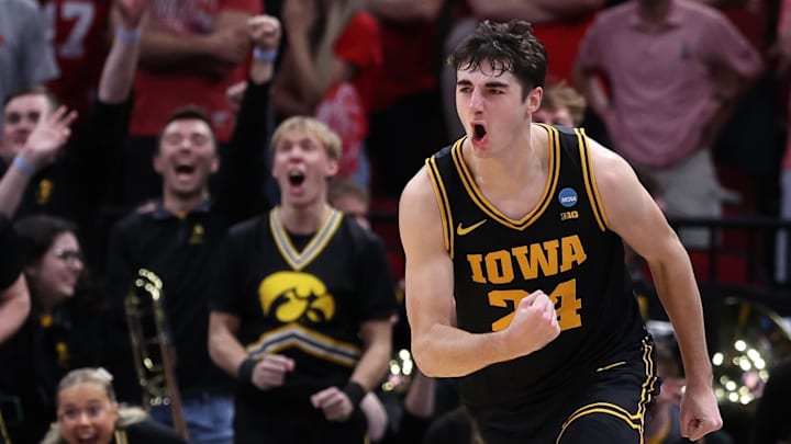 Iowa Hawkeyes guard Tate Sage (24)