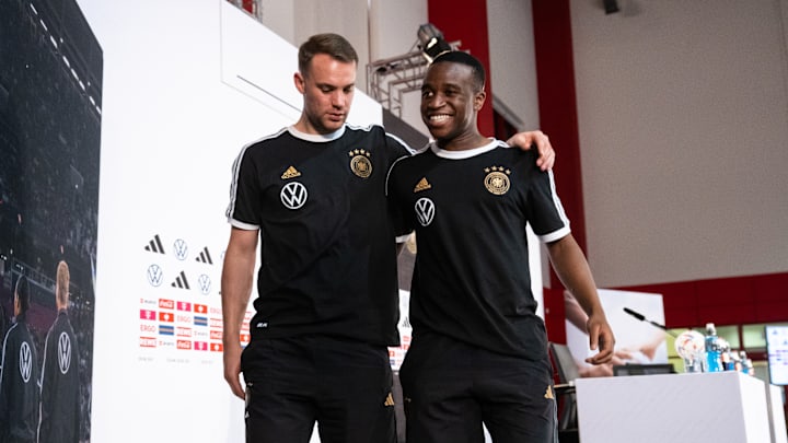 Manuel Neuer mit Youssoufa Moukoko