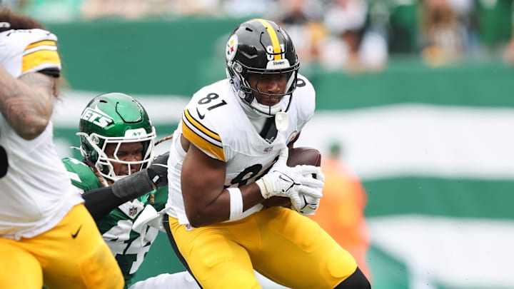 Sep 7, 2025; East Rutherford, New Jersey, USA; Pittsburgh Steelers tight end Jonnu Smith (81) fights for yards against New York Jets linebacker Jamien Sherwood (44) during the second quarter at MetLife Stadium. Mandatory Credit: Vincent Carchietta-Imagn Images