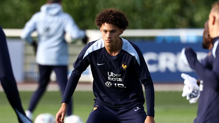 Maghnès Akliouche lors d'un entraînement en Équipe de France.