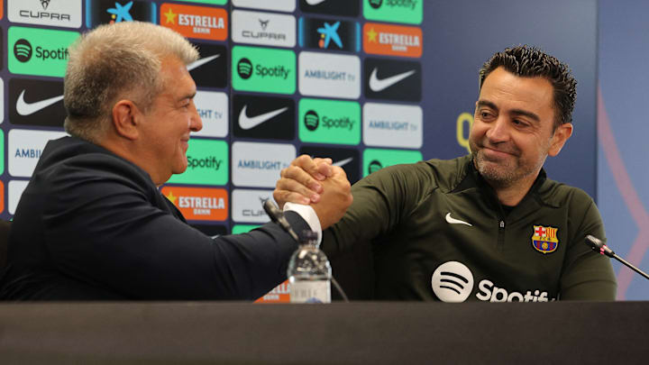 Joan Laporta et Xavi lors de l'annonce du maintien de Xavi pour la saison prochaine