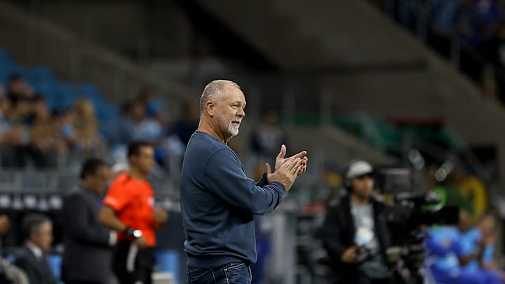 Mano Menezes teve tempo para trabalhar time