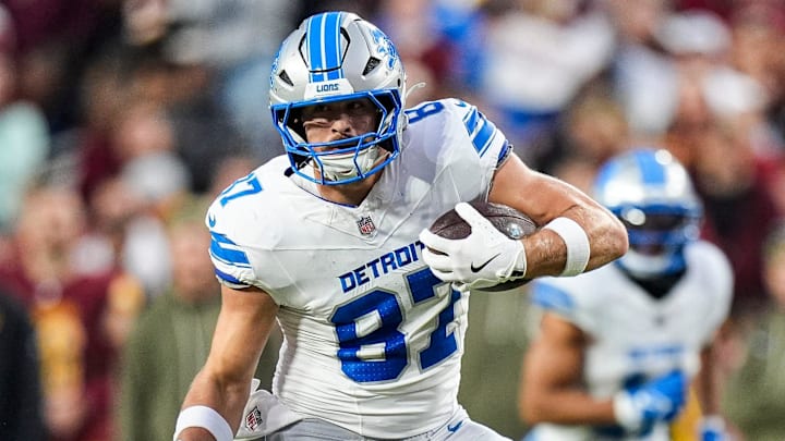 Detroit Lions tight end Sam LaPorta (87) makes a catch against Washington Commanders safety Jeremy Reaves (39)