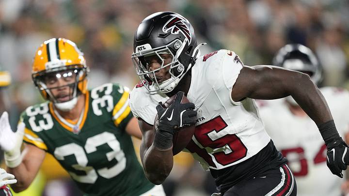 Atlanta Falcons running back Brian Robinson (15) runs the ball during the game against the Packers. Atlanta Falcons running back Brian Robinson (15) runs the ball during the game against the Packers.